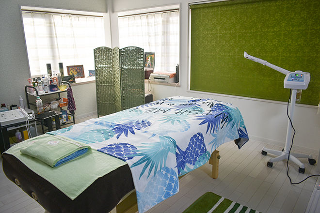 隠れ家サロンIZUMIの店内はアットホームな空間が広がっています。快適なお時間をお過ごしください。