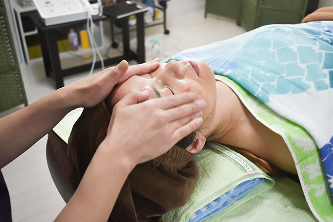 お顔の凝り固まった筋肉をほぐし、フェイスラインを引き上げます。